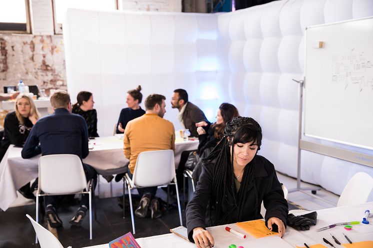 Kreative Workshops zeigen, wie sich Ideenaustausch im Unternehmenskontext aktiv fördern lässt.