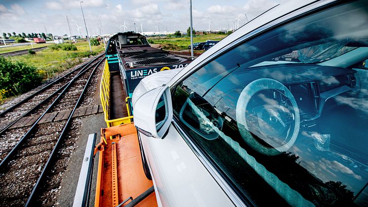 Markant reduktion af emissioner i Volvo Cars’ logistiknetværk via skifte fra lastbiler til tog