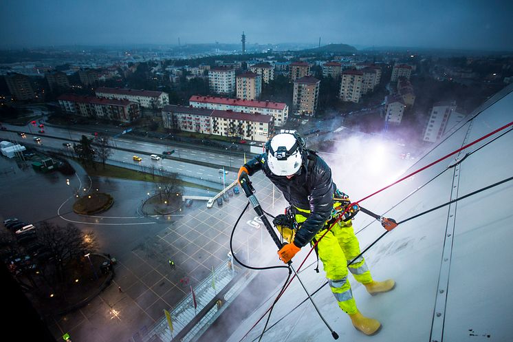 160112 Reparbetare rengör Globen