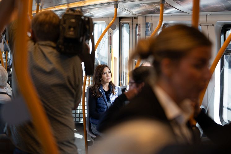 H.M. dronningen av Danmark ombord på T-banen i Oslo.jpg