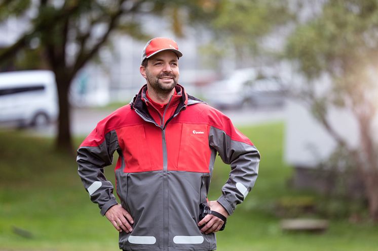 Posttbudet Jan Vidar Kveen på Hamar liker den nye uniformen