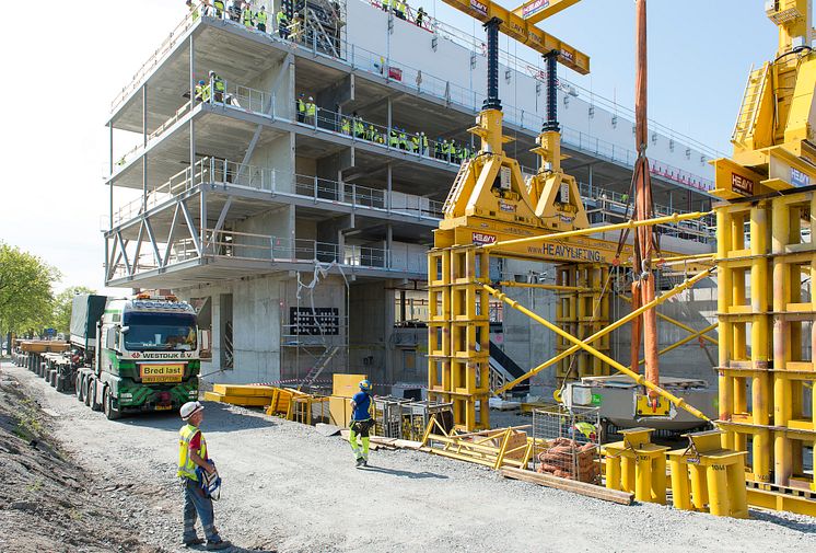 Lyft av cyklotron, Skandionkliniken, Uppsala