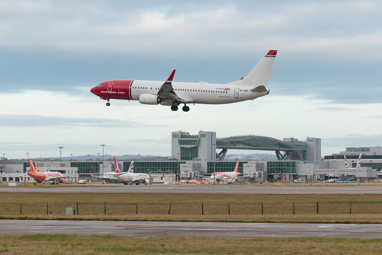 737-800 lands Gatwick