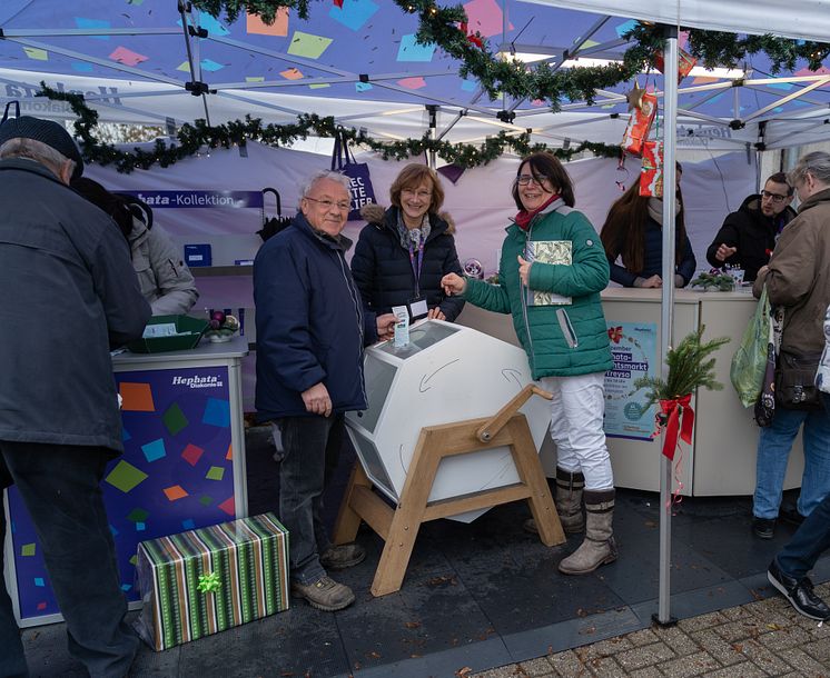 Ausgefüllte Lose für die Weihnachtsmarkt-Verlosung kommen in die große Trommel.