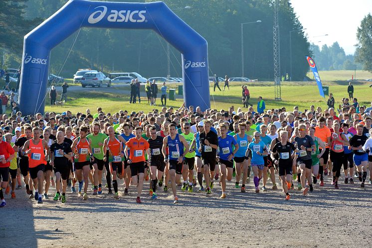 Starten av den 25:e Vasastafetten, löparstafett för tiomannalag mellan Sälen och Mora 2015-08-22