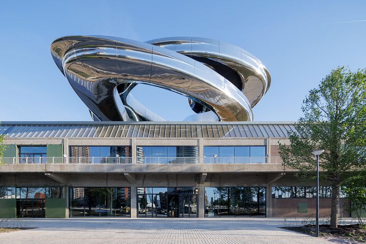 Kebony-Holztreppe im FENIX Museum: Nachhaltige Architektur, doppelte Helix, Design von MAD Architects in Rotterdam.