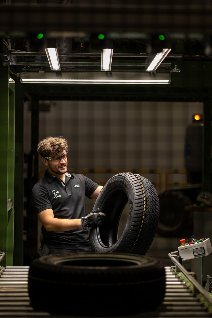 Nokian+Tyres+Romania+factory+tire+inspection+02.jpg