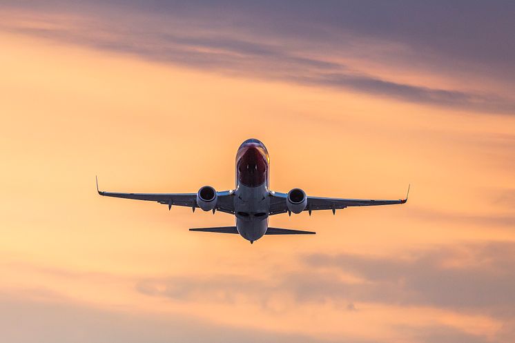 Norwegianin Boeing 787 Dreamliner lähdössä auringonlaskussa