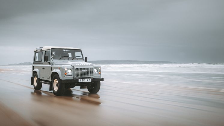 LAND ROVER CLASSIC DEFENDER WORKS V8 ISLAY EDITION 01