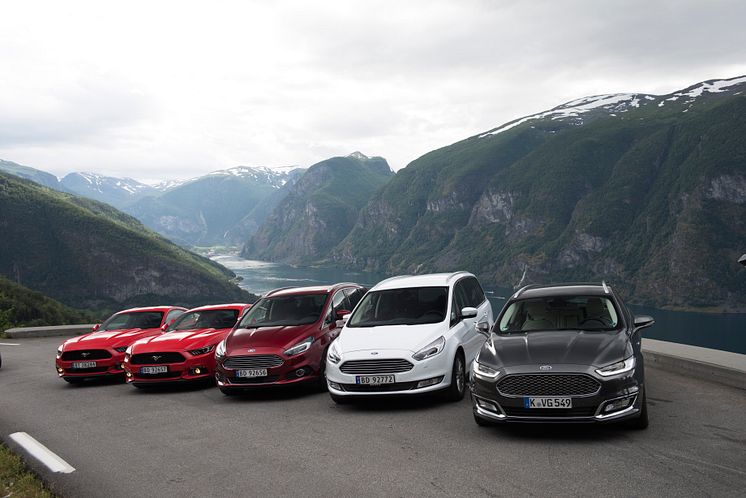 En høst med mange nyheter fra Ford; fra venstre nye Mustang, nye S-MAX, nye Galaxy og nye Mondeo Vignale. Bildet er tatt med Aurlandsfjorden i bakgrunnen. 