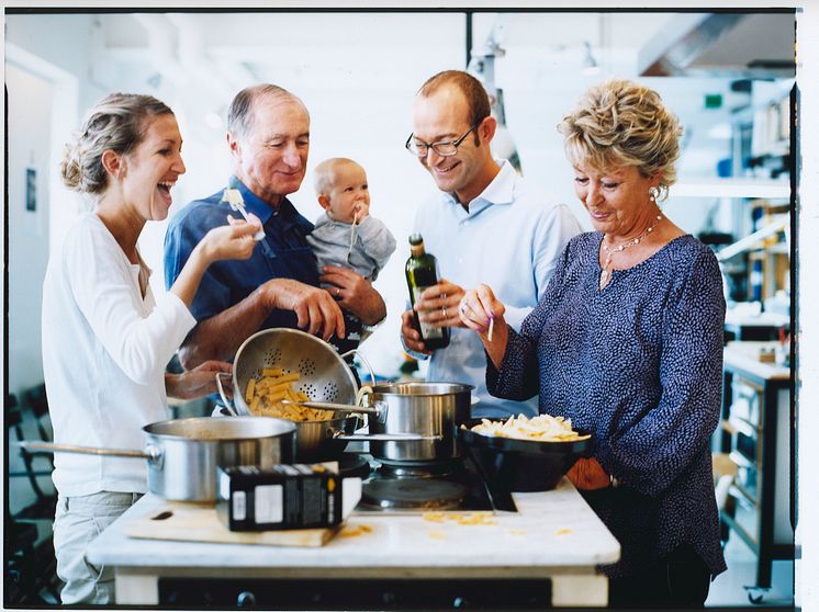 Fernando Di Luca lagar mat med familjen