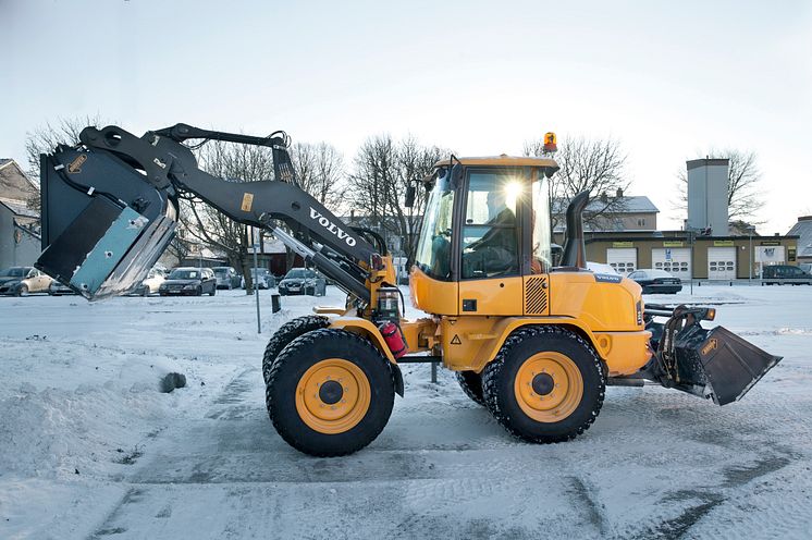 Volvo L35G  utrustad med klaffskopa och sandspridare