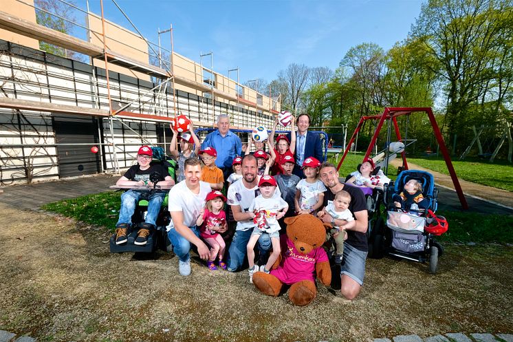 RB-Fußballer kicken im Kinderhospiz Bärenherz mit kleinen Fans um die Wette 