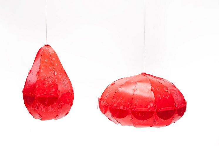 Amerikkalainen Mimi McPartlan kehitti tavan työstää pullokrien muovista lampunvarjostimet. 