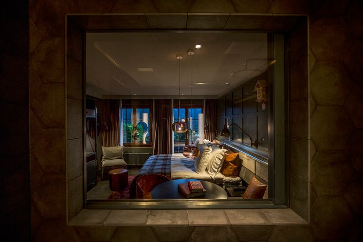 Badrumsfönster på HUUS Hotel, Gstaad, designat av Stylt Trampoli