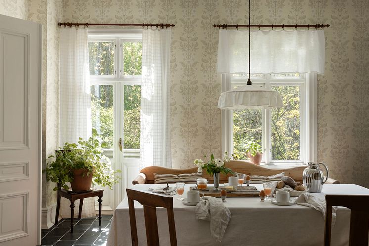 Beige tapet med rosor och nypon i kök med gammaldags känsla. 