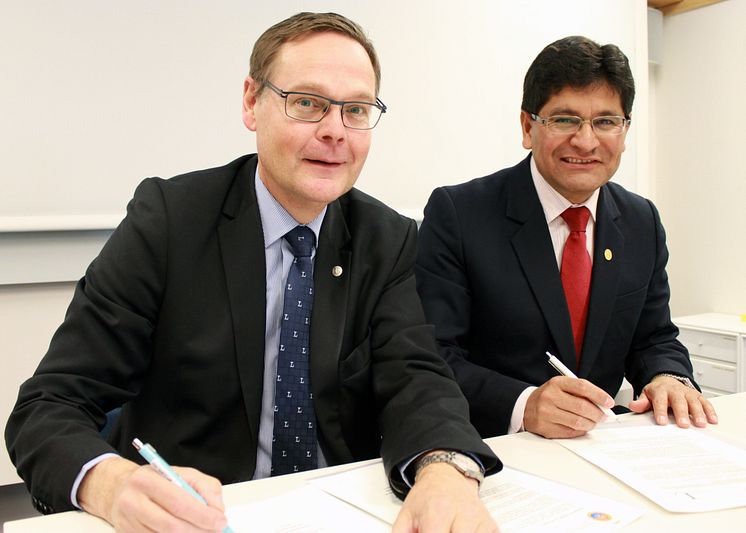 Johan Sterte, rektor vid Luleå tekniska universitet och Dr. Rohel Sánchez Sánchez, rektor vid Universidad Nacional San Augustin (UNSA), Arequipa i Peru.