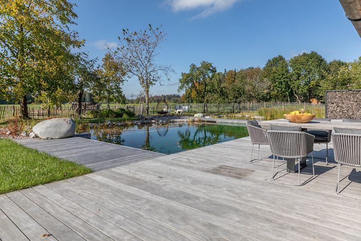 Natur pur: Schwimmdeck aus Kebony