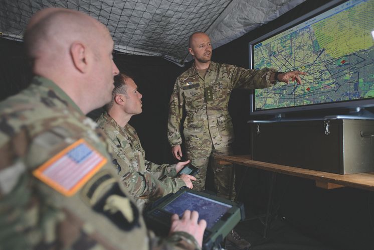 img1240_01_us_commander-explaining-in-front-of-map-on-big-screen