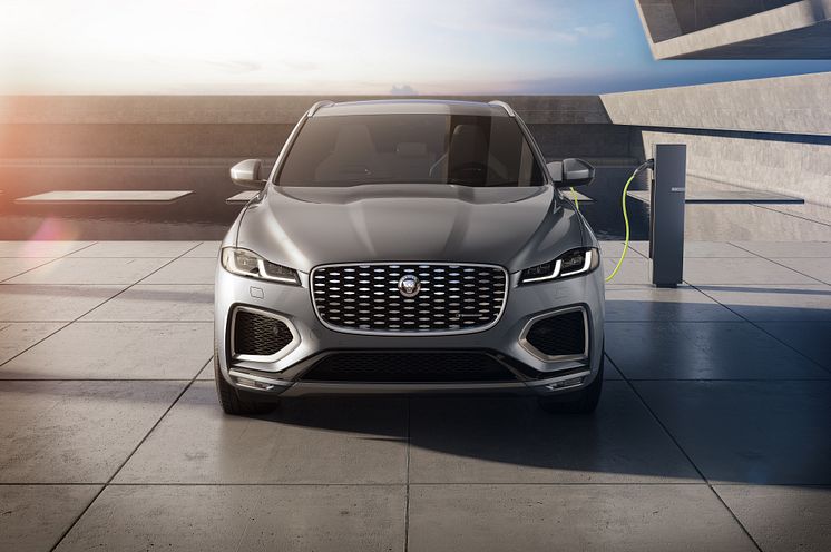 Jag_F-PACE_21MY_15_Studio_Exterior_Front_PHEV_150920