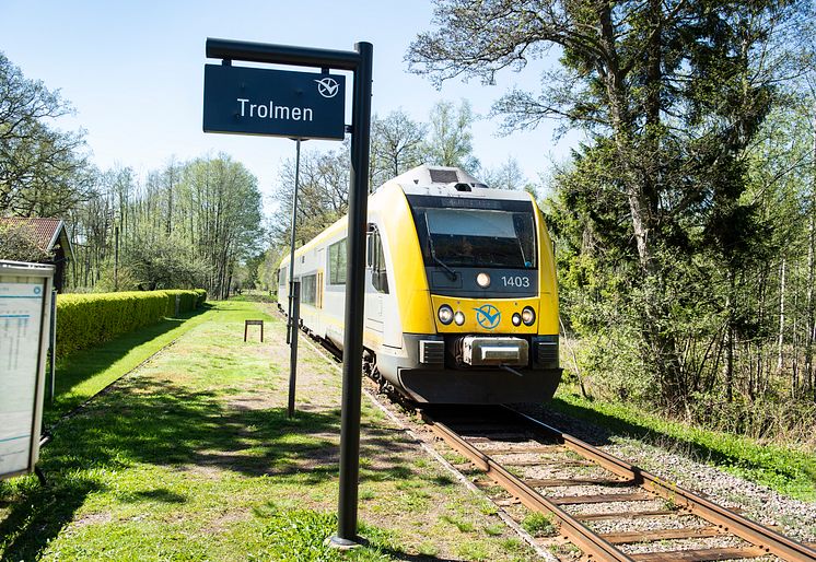 Sveriges vackraste tågresa bild 6  - tåg vid station Trolmen (liggande)