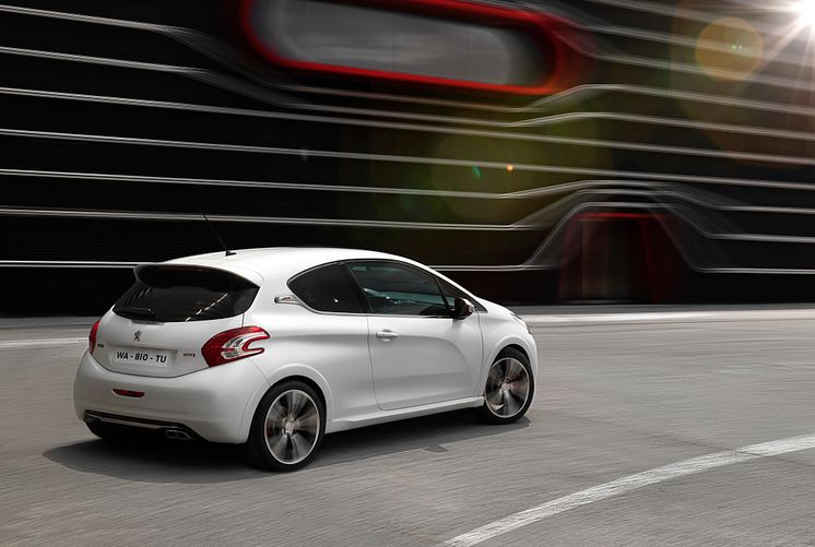 Sverigepremiär för Peugeot 208 GTi - komprimerad körglädje