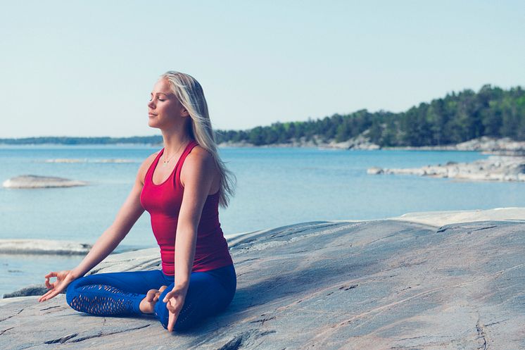 SOC x Josefines yoga. Röd topp och blå underdel. Foto Stadium