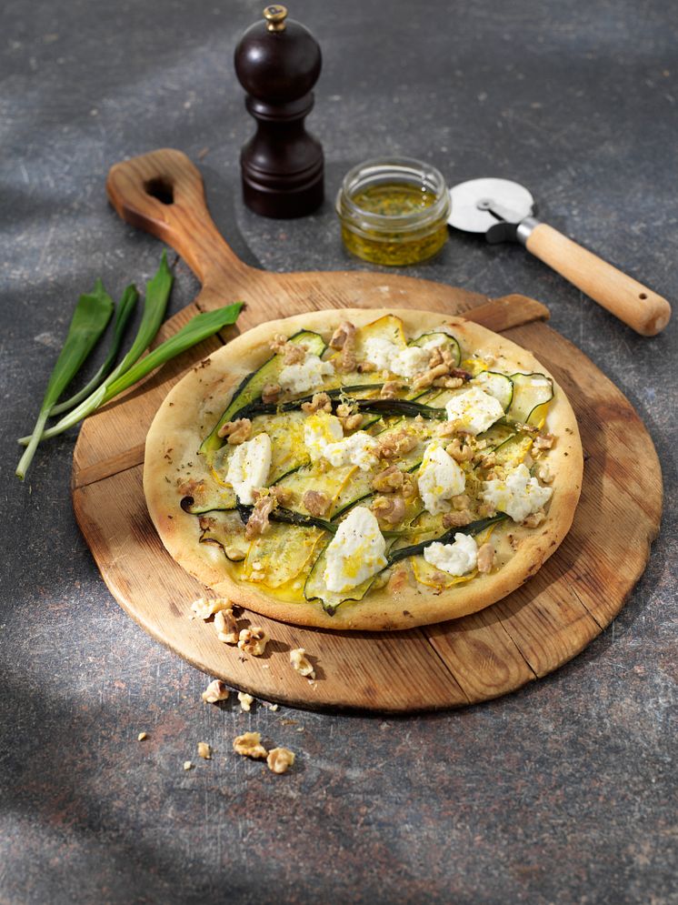 Glutenfri Pizza med zucchini, valnötter och ramslök.jpg