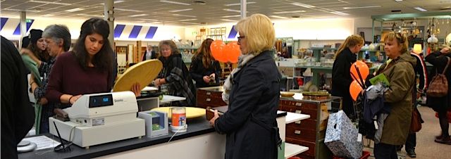 I lördags hade vi många kunder i våra second hand-butiker som alla handlade för Världens Barn. Foto: David Åström. 