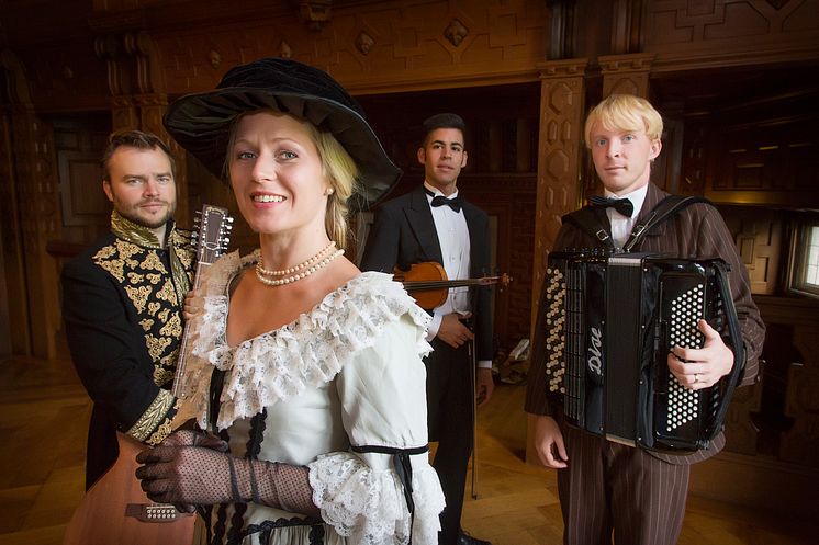 My Dear Quartet underhåller med musik och skådespel under julborden på Tjolöholms Slott