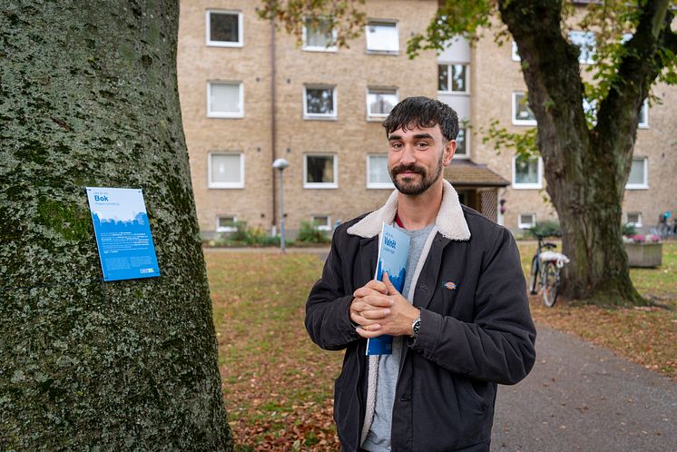 MKB sätter upp trädskyltar som berättar om trädets miljönytta.