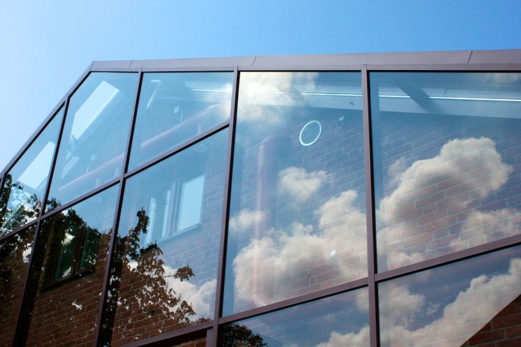 Inglasat hus med reflektioner