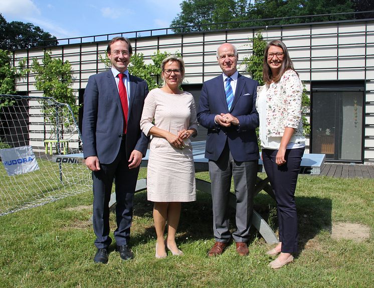 Sozialministerin besucht Bärenherz anlässlich einer Spendenaktion der DAK Gesundheit