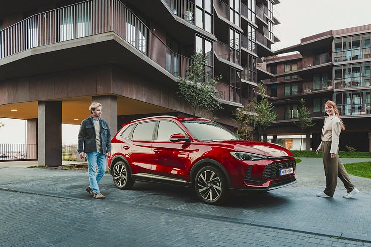 MG ZS HEV+with talent 1.jpg