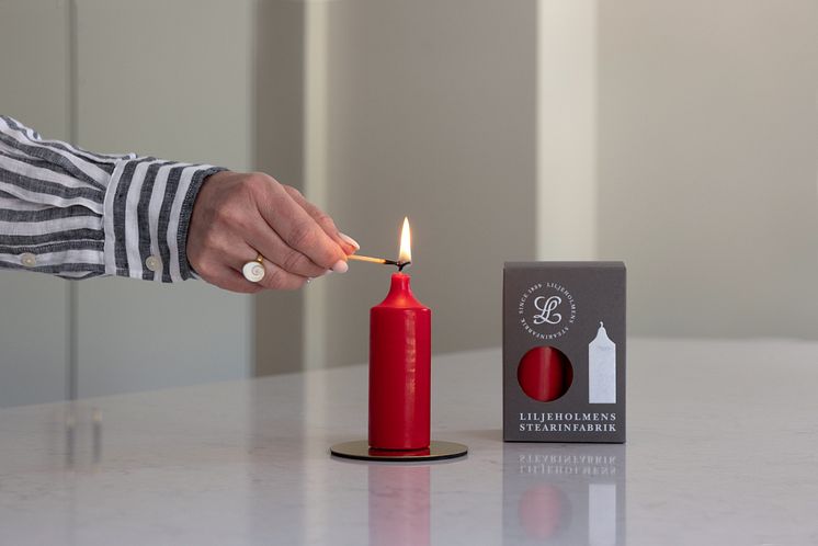 Liljeholmens Stearinfabriks röda Kupéljus är tillverkat av 100% stearin, som är ett förnybart material.