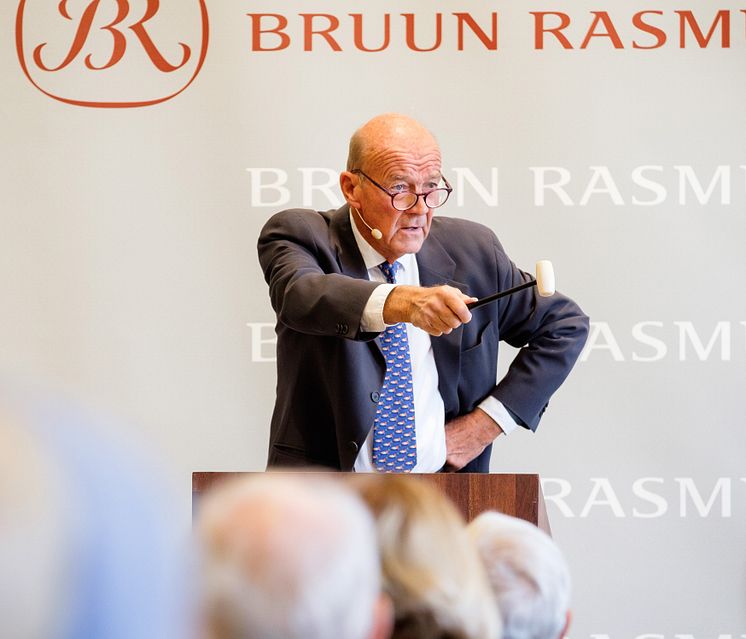 Jesper Bruun Rasmussen på podiet under en traditionel auktion i Bredgade.