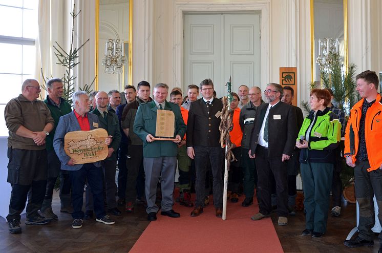 Die Wermsdorfer Forstleute nehmen die Auszeichnung zum "Waldgebiet des Jahres 2018" entgegen