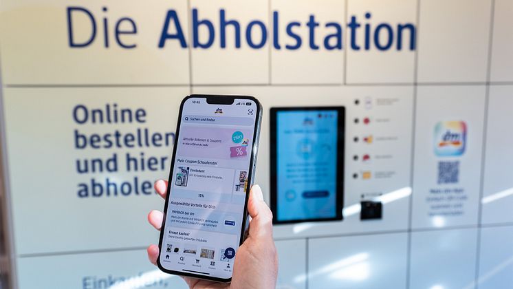 Pressefoto dm JahresPK 2022 Mein dm-App und Abholstation