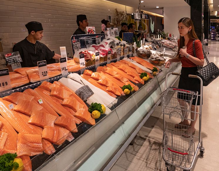 Fersk laks og ørret i thailandsk fiskedisk