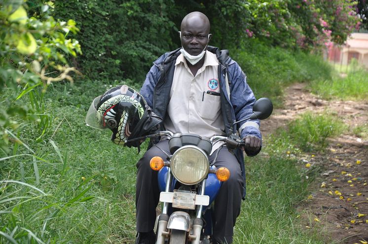 På motorcykel, Uganda