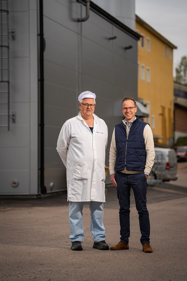 När det var dags för livsmedelstillverkaren Swed-jam i Torsby att hitta en fossilfri energilösning för sin produktion föll valet på Solör Bioenergi. Tony Holmberg, produktionschef på Swed-jam och Johan Lagerqvist, affärsansvarig EnFoto: Peter Nilsson