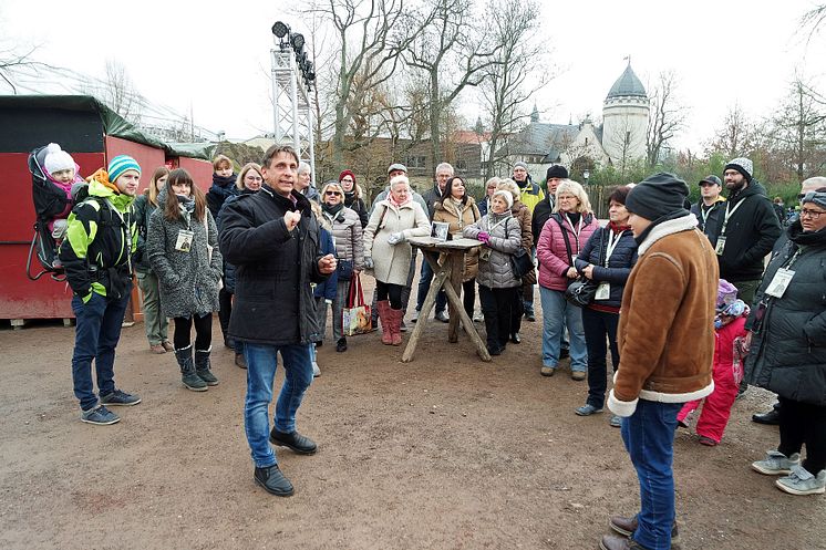 Thorsten Wolf ist mit den Besuchern auf den Spuren von "Tierärztin Dr. Mertens" - Foto: Isabell Gradinger