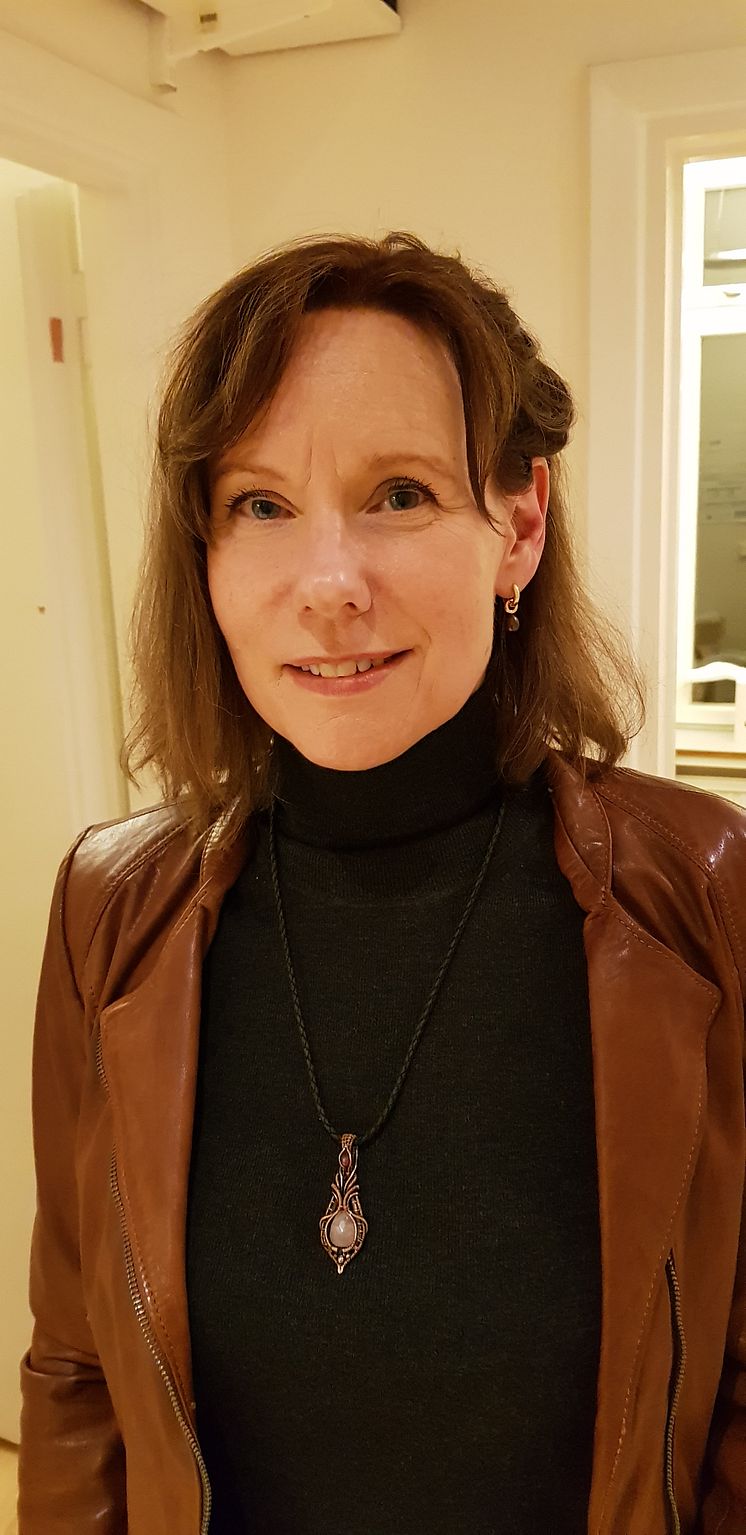 Karin Winroth porträtt stående