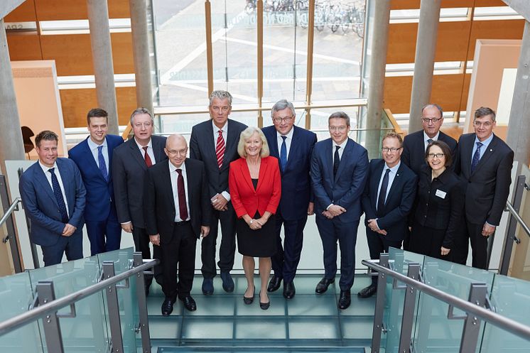 Die norwegische Botschafterin Elisabeth Walass im Kreise von Vertretern aus Politik und Wirtschaft