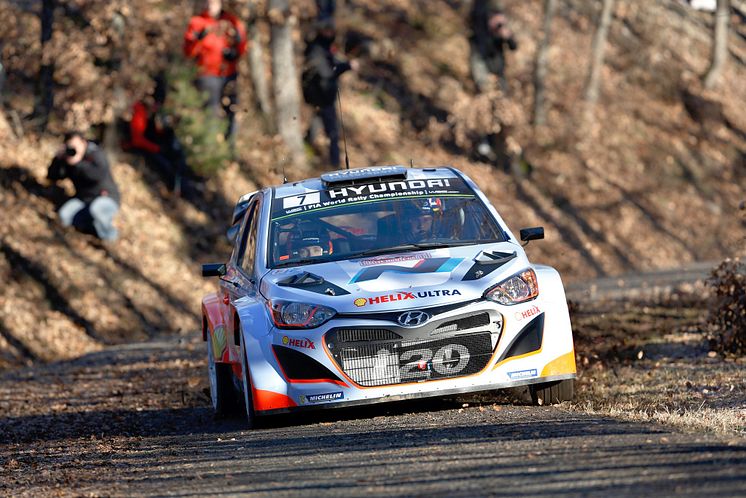 Hyundai testar asfalt inför WRC 2015