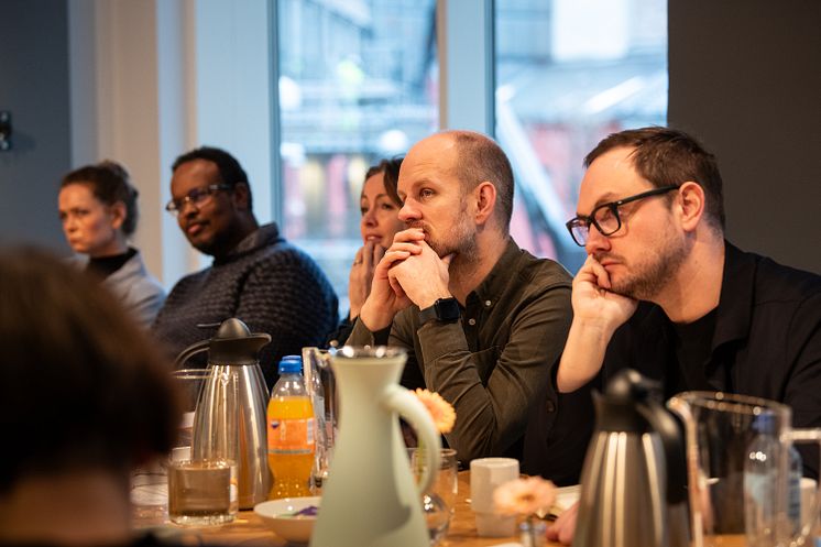 20 jan fikk juryen forslagene presentert i 22 julisenteret