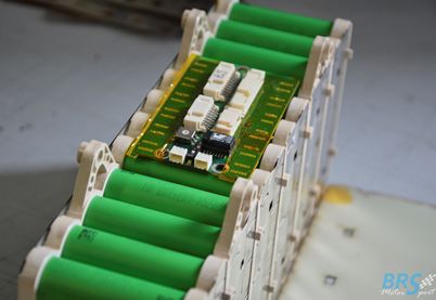 Batterirack med battericellhållare av värmeledande plast, utvecklad för användning i elektriska racerfordon. (2).jpg