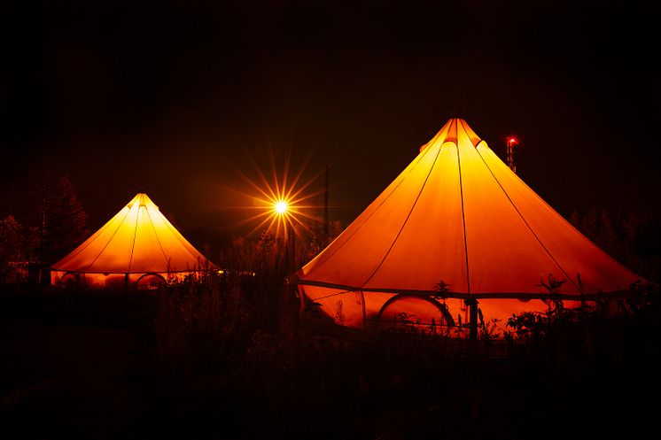 two-tents-lensflare-dalhalla-mitt-talt Foto Erik Ersson
