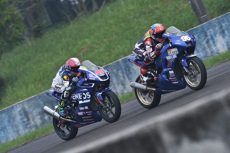 27_2017_ARRC_Rd04_Indonesia_race2-イマニュエル・プトラ・プラトナ選手とガラン・ヘンドラ・プラタマ選手