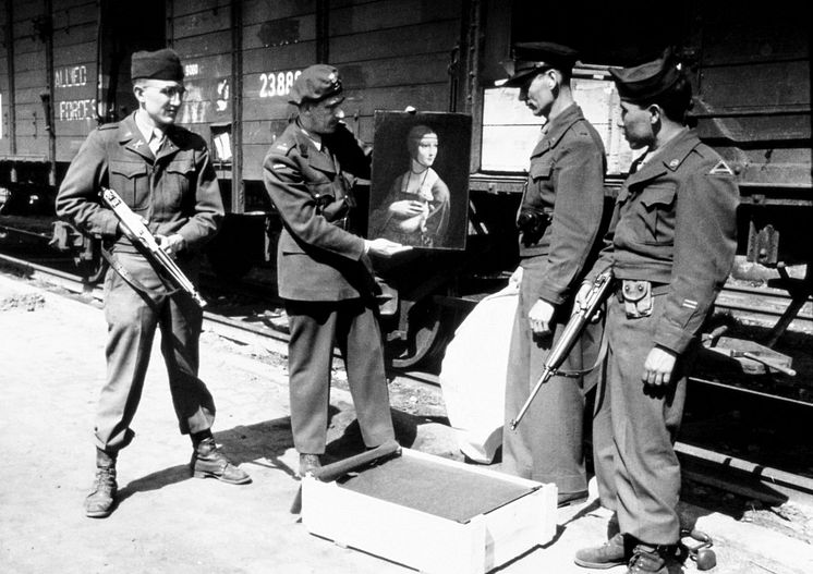 Lt. Frank P Albright m.fl. poserar med Leonardo da Vincis ”Dam med hermelin” vid dess återkomst till Polen i april 1946.